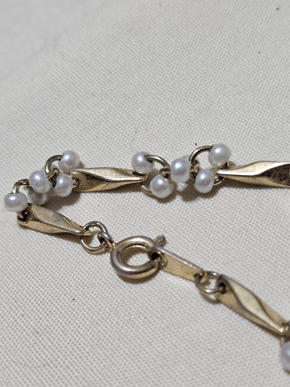 Vintage Faux Pearl & Gold toned Cluster Necklace - Picture 5 of 6